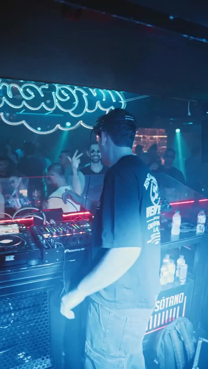 DJ en cabina durante el evento de Wherever con Castion